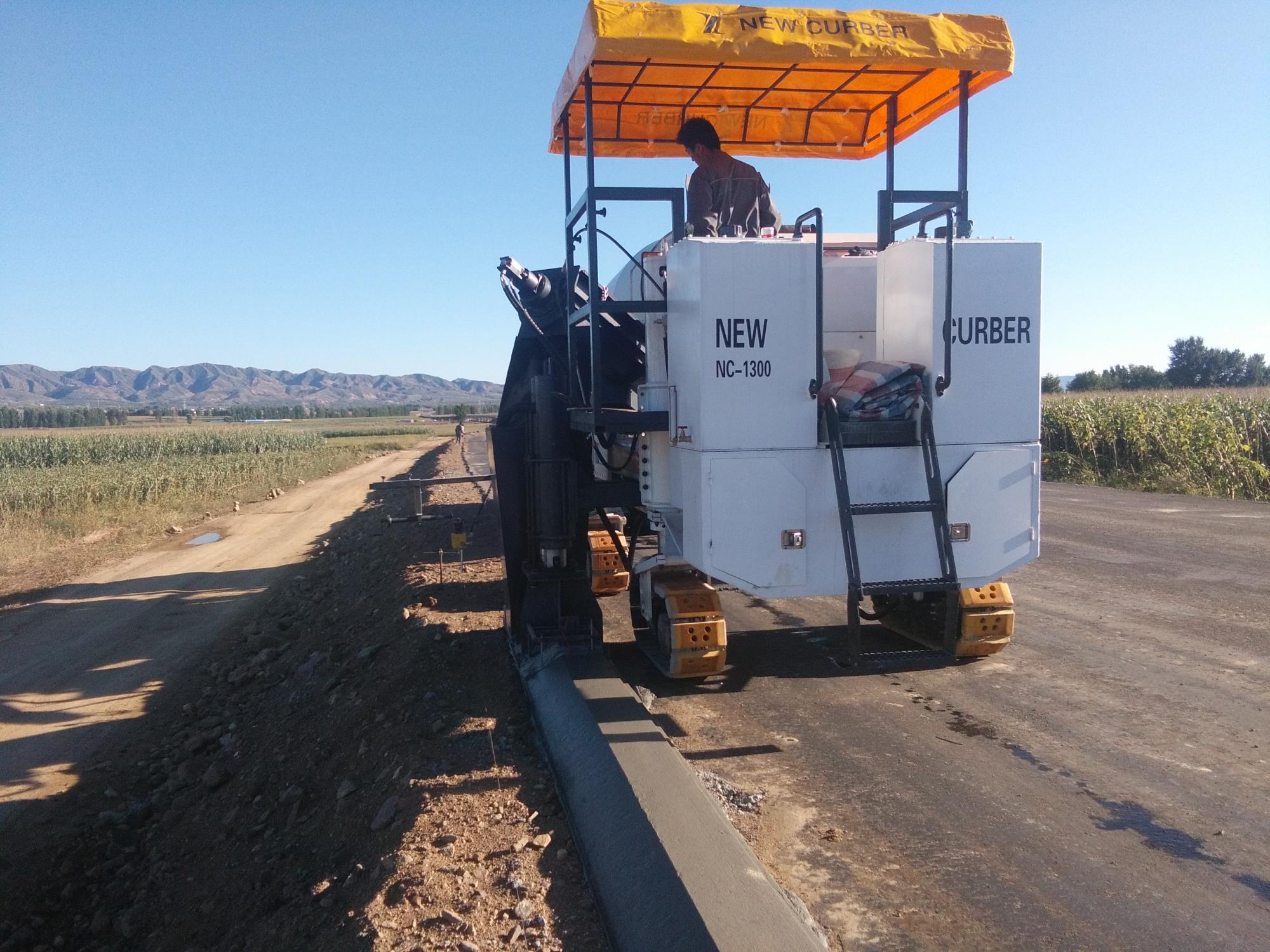 使用混凝土路緣石滑模機(jī)滑模攤鋪節(jié)省了不少人力財力，值得推薦！