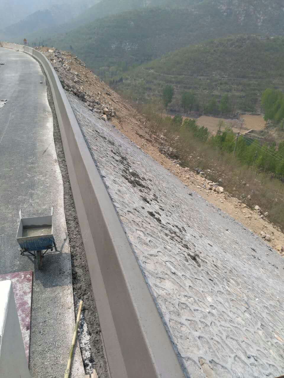 無(wú)論何種工況，路緣石滑模機(jī)都能完美運(yùn)行