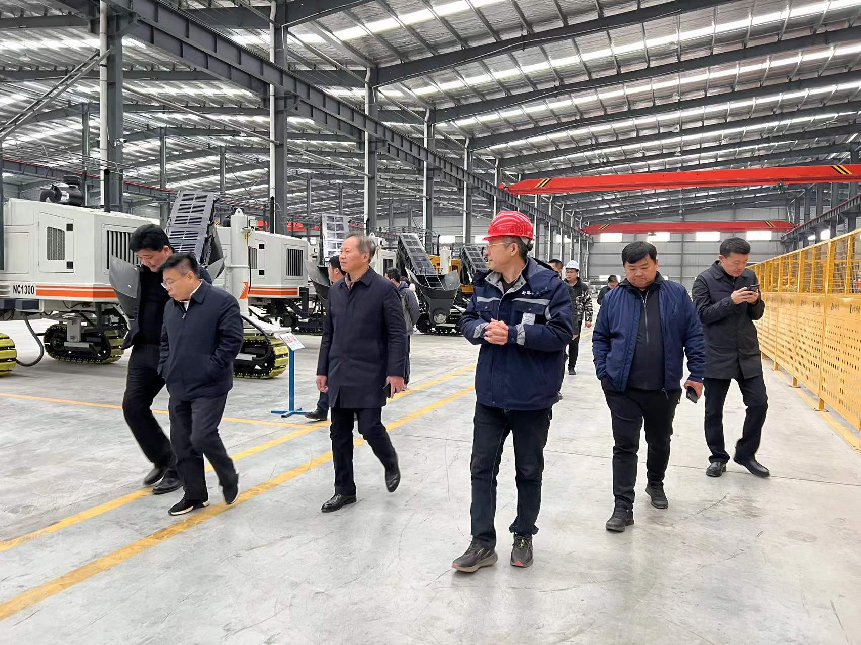 熱烈歡迎徐州市委市政府、淮海國(guó)際港務(wù)區(qū)、柳新鎮(zhèn)一行領(lǐng)導(dǎo)來(lái)我司參觀考察工作