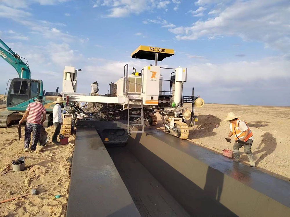 滑模攤鋪機(jī)1.jpg 滑模攤鋪機(jī)1.jpg